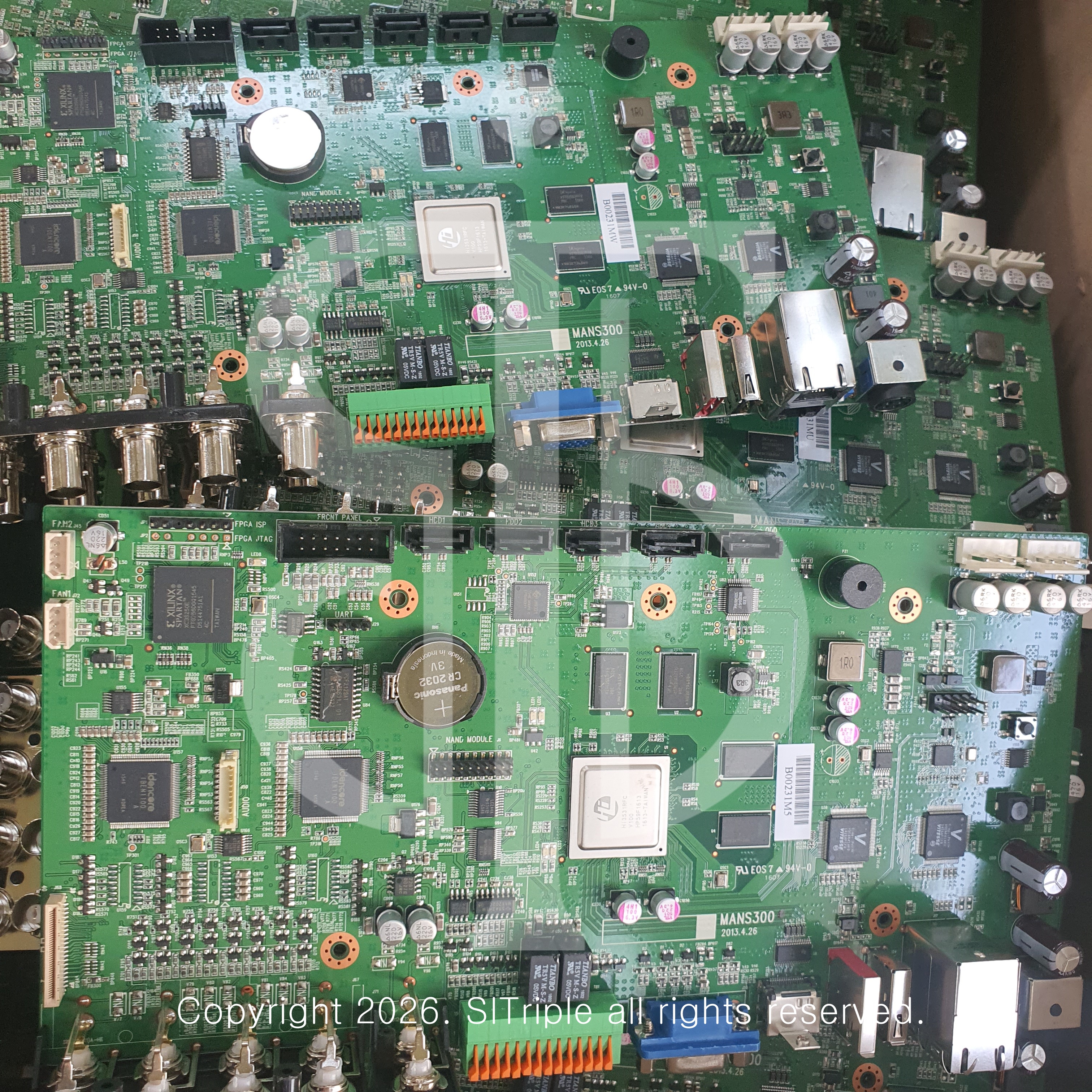 산업용 PCB 위에 부착된 IC와 여러 전자부품